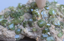 Demantoid xx ( Andradit, Granat ) mit Bergkristall