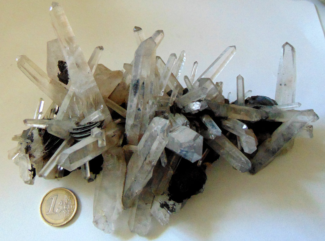Bergkristall ( Quarz xx ) mit Hämatit xx